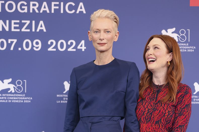 Tilda Swinton, izquierda, y Julianne Moore posan en la sesión fotográfica de la película The Room Next Door durante la 81ª edición del Festival de Cine de Venecia en Venecia, Italia, el lunes 2 de septiembre de 2024. (Foto Vianney Le Caer/Invision/AP)