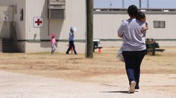 ARCHIVO – Inmigrantes en busca de asilo caminan por el Centro Residencial Familiar del ICE en el sur de Texas en Dilley, Texas, el 23 de agosto de 2019. (AP Foto/Eric Gay, Archivo)