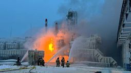 En esta imagen publicada por el canal de Telegram del gobernador de la región de Leningrado, Alexander Drozdenko, bomberos apagan un incendio en instalaciones del segundo mayor productor de gas natural de Rusia, Novatek en Ust-Luga, 165 kilómetros al suroeste de San Petersburgo, Rusia, el domingo 21 de enero de 2024.(Canal de Telegram del gobernador de la región de Leningrado, Alexander Drozdenko via AP)
