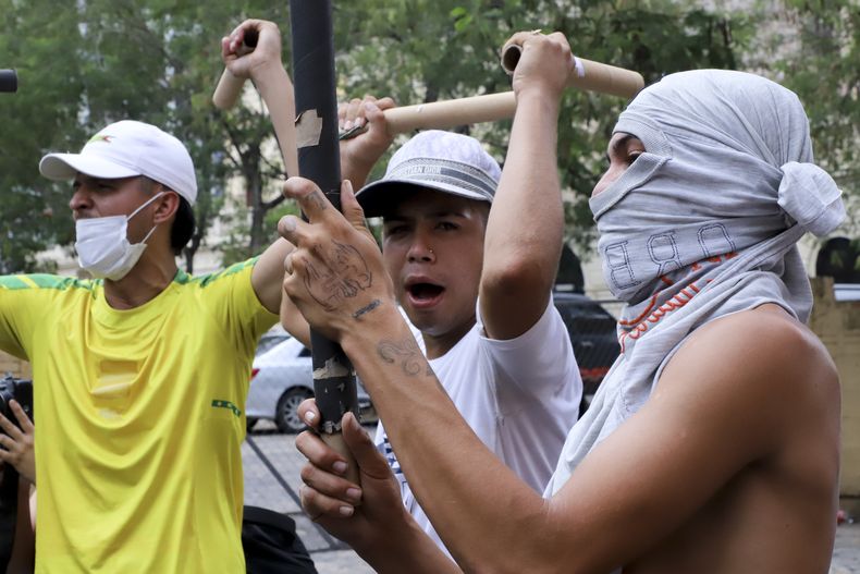 Manifestantes protestan contra la aprobación de una reforma a la ley de jubilaciones enfocada en la supervisión y administración de fondos públicos y privados de pensiones, en Asunción, Paraguay, el miércoles 13 de diciembre de 2023. (AP Foto/Marta Escurra)