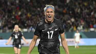 En foto del 20 de julio del 2023, Hannah Wilkinson de Nueva Zelanda celebra tras anotar el gol de su equipo en el duelo ante Noruega. (AP Foto/Andrew Cornaga)