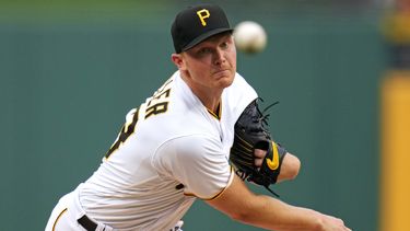 El abridor de los Piratas de Pittsburgh Mitch Keller lanza en la primera entrada del encuentro ante los Padres de San Diego el miércoles 28 de junio del 2023. (AP Foto/Gene J. Puskar)