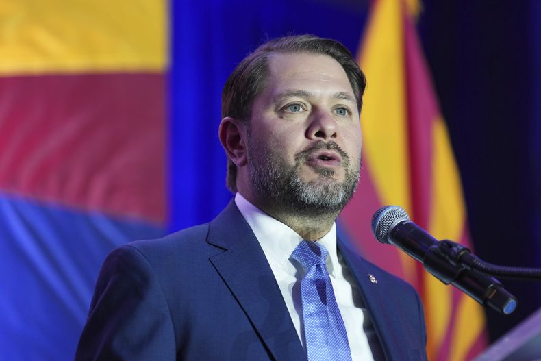 El candidato demócrata al Senado por Arizona, el representante demócrata Ruben Gallego, habla durante una fiesta de seguimiento electoral la noche del martes 5 de noviembre de 2024, en Phoenix. (AP Foto/Ross D. Franklin)