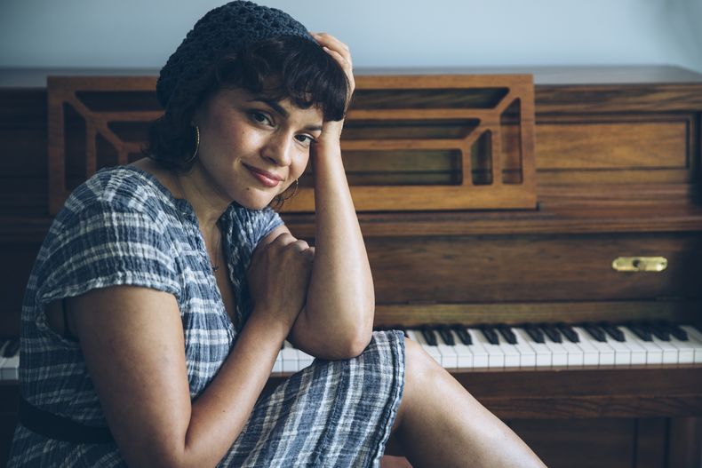 ARCHIVO - La cantautora Norah Jones posa para un retrato en el estado de Nueva York el 8 de junio de 2020. Para Jones, el álbum Little Broken Hearts es una lección sobre cómo aprovechar al máximo una mala experiencia. A una década de su lanzamiento el álbum se destaca como una pequeña joya. (Foto Victoria Will/Invision/AP)