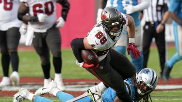 Buccaneers remontan y ganan 30-24 a Panthers