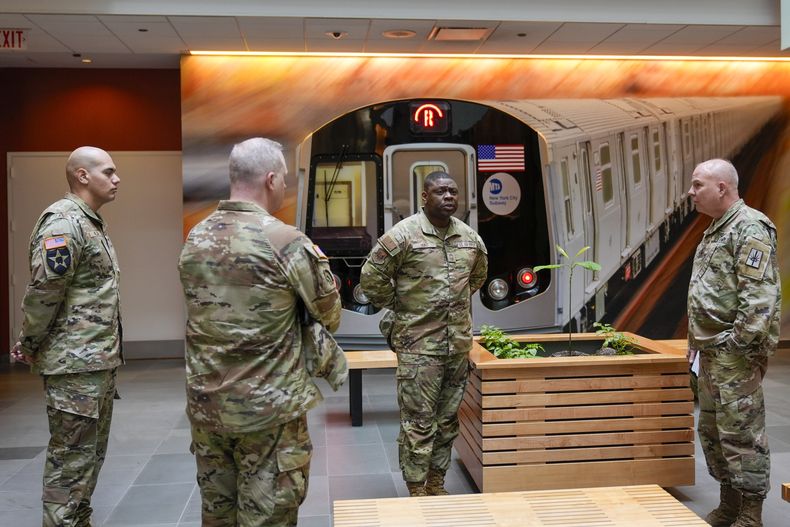 Miembros de las fuerzas armadas, incluyendo de la Guardia Nacional, en un edificio de la Autoridad de Transporte de la Ciudad de Nueva York, el 6 de marzo de 2024. (Foto AP/Mary Altaffer)