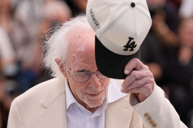 Bruce Dern posa para los fotógrafos en la sesión fotográfica de la película Dernsie: The Amazing Life of Bruce Dern en el 79º Festival Internacional de Cine de Cannes, en el sur de Francia, el miércoles 20 de mayo de 2026. (Foto AP/John Locher)
