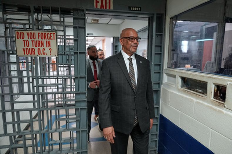 Stanley Richards, comisionado del Departamento Correccional de la Ciudad de Nueva York, pasa por los dispositivos de seguridad en el edificio donde estuvo encarcelado anteriormente en Rikers Island en Nueva York, el martes 14 de abril de 2026. (AP Foto/Seth Wenig)