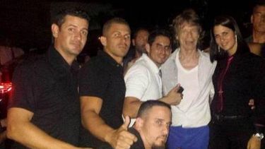 Mick Jagger con trabajadores del restaurante Sangri La.