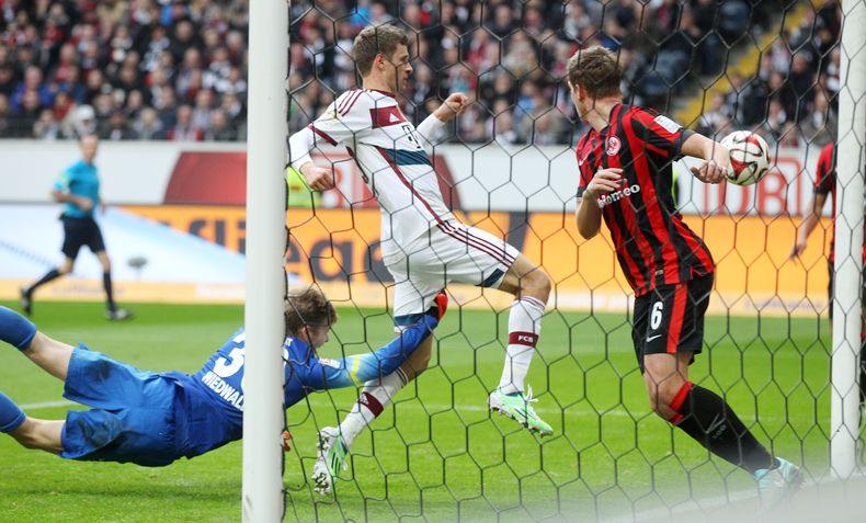 El artillero de Bayern Munich Thomas Mueller, al centro, anota el primer gol de su equipo durante un duelo de la Bundesliga contra Eintracht Frankfurt el s&aacute;bado, 8 de noviembre del 2014. (Foto AP/Michael Probst)