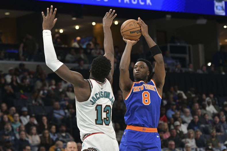 OG Anunoby, alero de los Knicks de Nueva York, dispara frente a Jalen Jackson Jr., de los Grizzlies de Memphis, el viernes 28 de febrero de 2025. (AP Foto/Brandon Dill)