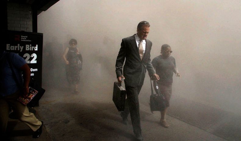 ARCHIVO - Peatones huyen de la zona del World Trade Center de Nueva York, el martes 11 de septiembre de 2001, en el Bajo Manhattan. (AP Foto/Amy Sancetta, archivo)