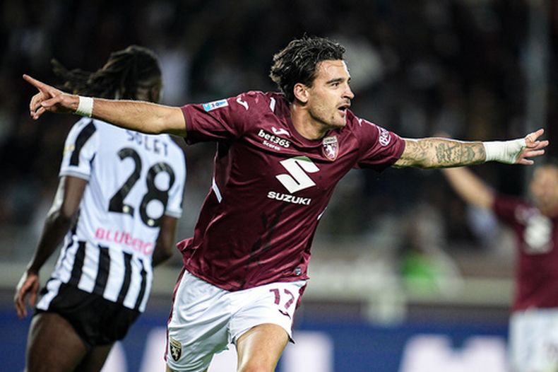 Sandro Kulenovic del Torino celebra tras anotar en el encuentro ante el Udinese en la Serie A el lunes 12 de octubre del 2026. (Marco Alpozzi/Lapresse via AP)