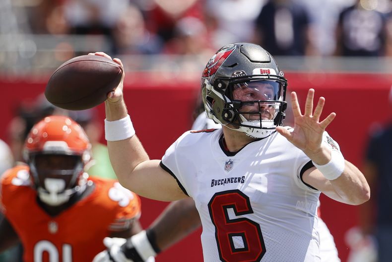 El quarterback Baker Mayfield (6) de los Buccaneers de Tampa Bay lanza un pase ante los Bears de Chicago, el domingo 17 de septiembre de 2023. (AP Foto/Scott Audette)