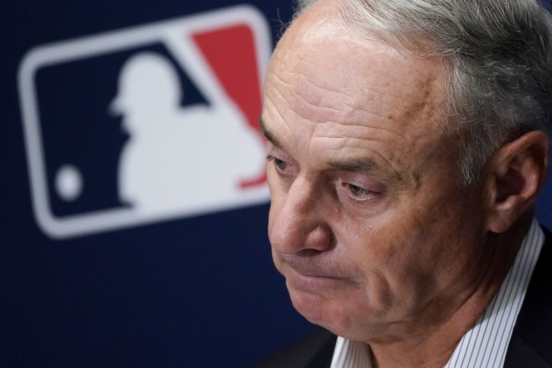 El comisionado de las Grandes Ligas Rob Manfred tras una reunión de los dueños de equipos, el jueves 16 de junio de 2013, en Nueva York. (AP Foto/John Minchillo)