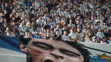 Hinchas argentinos alientan durante el partido amistoso entre Argentina y Zambia con una pancarta de la leyenda argentina Diego Maradona, el 31 de marzo de 2026, en Buenos Aires. (AP Foto/Rodrigo Abd)