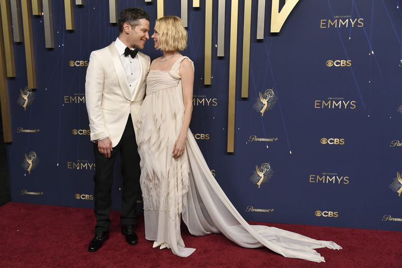 Thomas Kail, izquierda, y Michelle Williams llegan a la 77.ª edición de los Premios Emmy el domingo 14 de septiembre de 2025 en el Teatro Peacock de Los Ángeles. (Foto Richard Shotwell/Invision/AP)