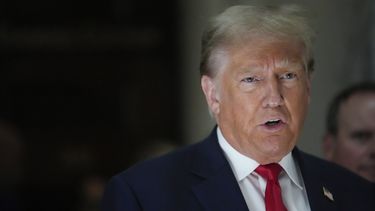 ARCHIVO - El expresidente Donald Trump habla con la prensa al salir de una audiencia en su juicio por fraude empresario, 4 de octubre de 2023 en Nueva York. Los abogados de Trump han pedido a un juez que aplace la causa por posesión de documentos secretos en Florida hasta después de las elecciones del año entrante. (AP Foto/Mary Altaffer, File)