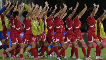 Las jugadoras de Corea del Norte agradecen después de derrotar a Estados Unidos en las semifinales del Mundial sub20 en Cali, Colombia, el miércoles 18 de septiembre de 2024 (AP Foto/Fernando Vergara)