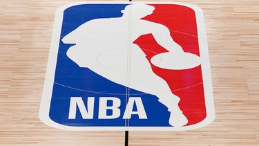 ARCHIVO - El logotipo de la NBA en el centro de una duela de baloncesto en Lake Buena Vista, Florida, el 28 de agosto de 2020. (AP Foto/Ashley Landis, Archivo)