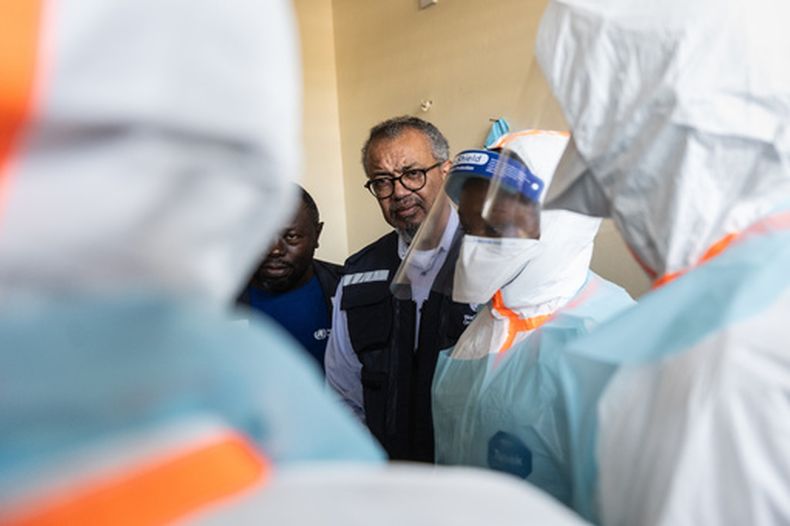 El director general de la Organización Mundial de la Salud (OMS), Tedros Adhanom Ghebreyesus, visita a trabajadores de salud del Centro Médico Evangélico en Bunia, República Democrática del Congo, el domingo 31 de mayo de 2026. (AP Foto/Moses Sawasawa)