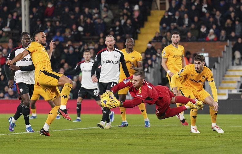El arquero de Fulham Bernd Leno ataja en el partido contra Wolverhampton en la Liga Premier, el lunes 27 de noviembre de 2023, en Londres. (Zac Goodwin/PA vía AP)
