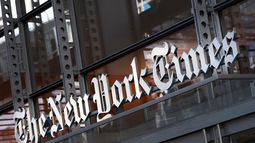 ARCHIVO - Un cartel del The New York Times se ve a la entrada de s edificio en Nueva York, el 6 de mayo de 2021. (AP Foto/Mark Lennihan, Archivo) ARCHIVO - Un cartel del The New York Times se ve a la entrada de s edificio en Nueva York, el 6 de mayo de 2021. (AP Foto/Mark Lennihan, Archivo)