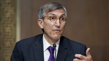 ARCHIVO – El doctor Peter Marks, director del Centro de Evaluación e Investigación Biológica de la Administración de Alimentos y Medicamentos de Estados Unidos (FDA, por sus siglas en inglés) testifica en una audiencia de la comisión de Salud, Educación Trabajo y Pensiones del Senado para examinar una actualización de las autoridades federales sobre los esfuerzos para combatir el COVID-19, el martes 11 de mayo de 2021 en el Capitlio, en Washington. (Jim Lo Scalzo/Pool vía AP, Archivo)