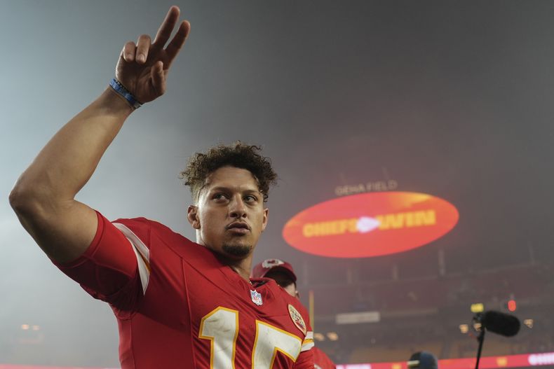 El quarterback de los Chiefs de Kansas City, Patrick Mahomes (15), abandona el campo después de una victoria contra los Buccaneers de Tampa Bay en tiempo extra el lunes 4 de noviembre de 2024, en Kansas City, Missouri. (AP Foto/Charlie Riedel)