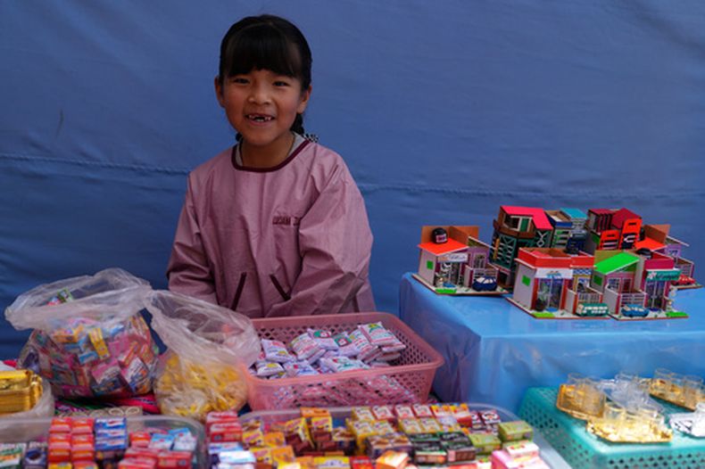 Una niña vende miniaturas durante una Feria Infantil de Alasita en La Paz, Bolivia, el miércoles 4 de febrero de 2026. (Foto AP/Juan Karita)