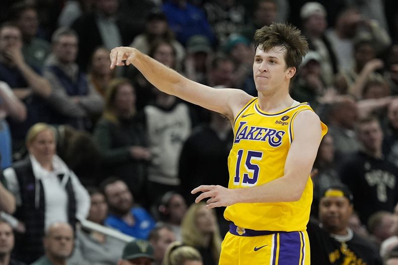 Austin Reaves, de los Lakers de Los Ángeles, festeja luego de atinar un triple en el segundo tiempo extra del duelo ante los Bucks de Milwaukee, el martes 26 de marzo de 2024 (AP Foto/Morry Gash)