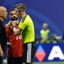 El técnico de Egipto Hossam Hassan es amonestado por el árbitro francés Francois Letexier durante el partido contra Argentina por los octavos de final del Mundial, el martes 7 de julio de 2026. (AP Foto/Erik S. Lesser)