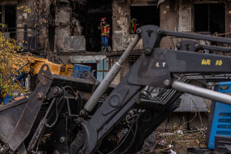 Un trabajador de pie dentro de un edificio de apartamentos dañado tras un ataque ruso, el domingo 26 de octubre de 2025 en Kiev, Ucrania. (AP Foto/Julia Demaree Nikhinson)