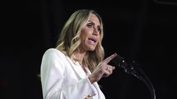 ARCHIVO - Lara Trump, copresidenta del Comité Nacional Republicano, habla en un acto de campaña del entonces candidato presidencial republicano Donald Trump en la Arena Van Andel, el 5 de noviembre de 2024, en Grand Rapids, Michigan. (AP Foto/Evan Vucci, archivo)