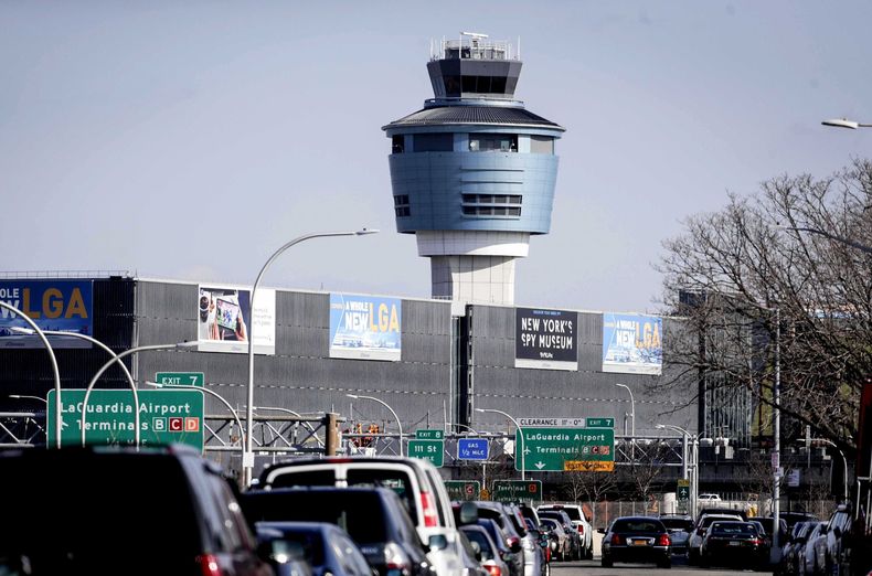 La torre de control de tráfico aéreo en el Aeropuerto LaGuardia de Nueva York, el 25 de enero del 2019. (AP foto/Julio Cortez)