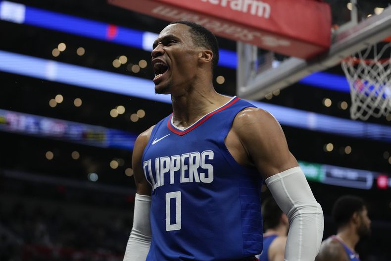 Russell Westbrook, base de los Clipers de Los Ángeles, festeja tras lograr una tapa durante la segunda mitad del encuentro del martes 26 de diciembre de 2023, ante los Hornets de Charlotte (AP Foto/Ashley Landis)