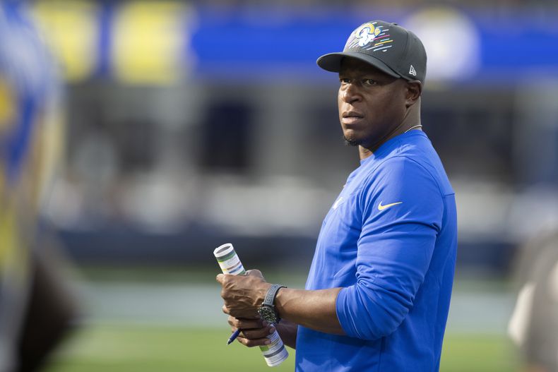 ARCHIVO - El coordinador defensivo de los Rams de Los Ángeles, Raheem Morris, observa a los jugadores prepararse para un partido de fútbol americano de la NFL contra los Cardinals de Arizona el 3 de octubre de 2021, en Inglewood, California. Los Falcons de Atlanta contrataron a Morris como su entrenador en jefe después de una búsqueda exhaustiva que incluyó al seis veces ganador del Super Bowl, Bill Belichick, dijo a The Associated Press el jueves 25 de enero de 2024 una fuente cercana a la decisión. (AP Foto/Kyusung Gong, Archivo)