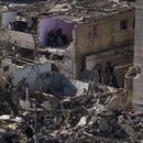 ARCHIVO - Palestinos observan la destrucción después de un ataque israelí en edificios residenciales y una mezquita en Rafah, en la Franja de Gaza, el 22 de febrero de 2024. (AP Foto/Fatima Shbair, archivo)