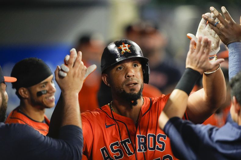 El cubano José Abreu celebra su jonrón solitario en la octava entrada en el encuentro ante los Angelinos de Los Ángeles el viernes 7 de junio del 2024. (AP Foto/Ryan Sun)