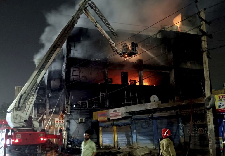 Al menos 27 muertos en incendio en edificio en India