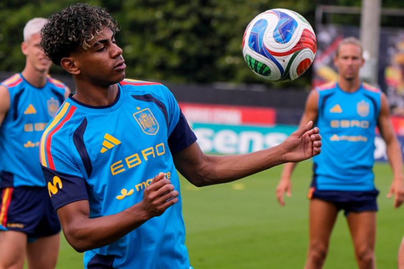 Lamine Yamal, de la selección española, entrena el sábado 6 de junio de 2026 en Chattanooga, Tennessee (AP Foto/Mike Stewart)