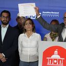 El presidente de la Asamblea Nacional venezolana Jorge Rodriguez muestra un documento según el cual la candidata presidencial opositora Maria Corina Machado ataca al gobierno, en Caracas, 25 de enero de 2024. Estados Unidos expresó el sábado 27 de enero de 2024 su preocupación luego de que un tribunal venezolano ratificó la inhabilitación de la candidata opositora María Corina Machado para participar en las elecciones presidenciales, por lo que anunció la revisión de la política de sanciones sobre Venezuela. (AP Foto/Ariana Cubillos)