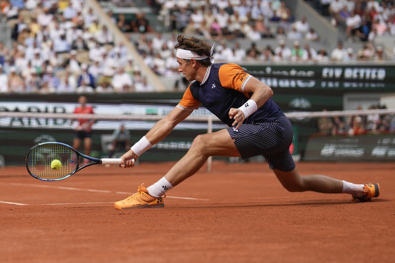 Casper Ruud devuelve ante Novak Djokovic durante la final del Abierto de Francia, el domingo 11 de junio de 2023, en París. (AP Foto/Thibault Camus)