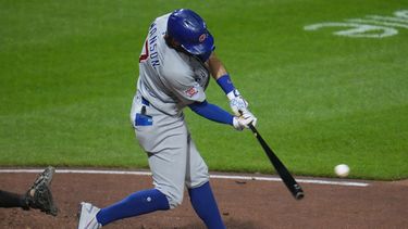 Dansby Swanson, de los Cachorros de Chicago, pega un sencillo ante Yohan Ramírez, de los Piratas de Pittsburgh, en el décimo inning del juego del viernes 24 de julio de 2026 (AP Foto/Gene J. Puskar)
