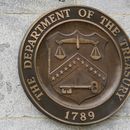 Archivo - El sello oficial del Departamento del Tesoro de EE. UU. fuera del edificio del esa agencia federal, el 4 de mayo de 2021, en Washington, D.C. (AP Foto/Patrick Semansky, Archivo)