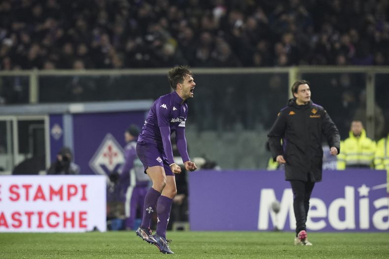Luca Ranieri celebra tras anotar el primer gol de Fiorentina ante el Inter de Milán en la Serie A italiana, el jueves 6 de febrero de 2025. (Massimo Paolone/LaPresse vía AP)