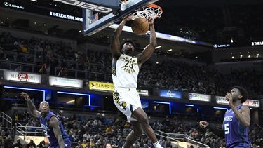 Turner y Haliburton guían a Pacers a vencer a Hornets