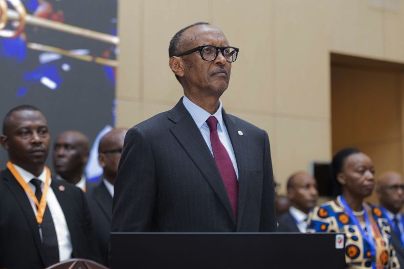 El presidente de Ruanda Paul Kagame asiste a una conferencia sobre el conflicto en la República Democrática del Congo, en Dar es Salaam, Tanzania, el 8 de febrero del 2025. (AP foto/Elia Yunga)