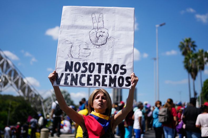 Partidarios del Gobierno venezolano se manifiestan para pedir la liberación del expresidente Nicolás Maduro y su esposa, capturados por las fuerzas estadounidenses, en Caracas, Venezuela, el viernes 9 de enero de 2026. (AP Photo/Ariana Cubillos)