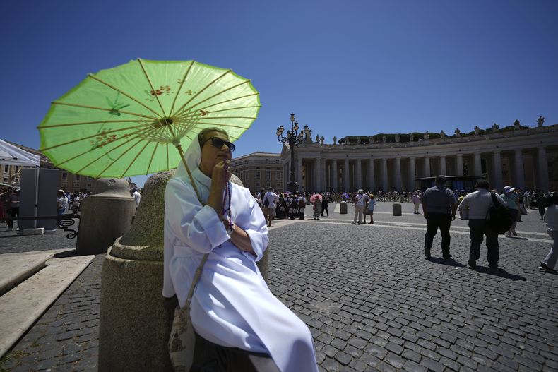 Feligreses en la Ciudad del Vaticano esperando una comparecencia del papa León XIV el 1 de julio del 2025. (AP foto/Andrew Medichini)